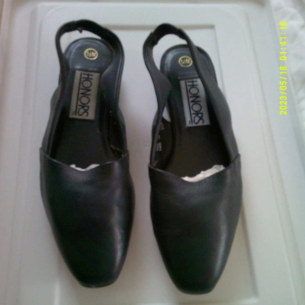 Womens Slip on Shoes w/elastic leather back strap- Size 5-1/2